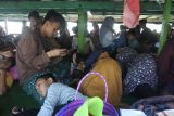 Sejumlah warga menaiki perahu motor di Pelabuhan Kalbut, Situbondo, Jawa Timur, Sabtu (6/4/2024). Warga Pulau Sapudi, Sumenep terpaksa mudik menggunakan perahu motor meskipun peralatan keselamatan penumpang minim dan kehabisan tiket kapal motor penumpang di Pelabuhan Jangkar. Antara Jatim/Seno/mas.