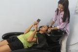 Pekerja melakukan perawatan rambut konsumen di salon Kecantikan Prajna Paramitha, Malang, Jawa Timur, Sabtu (6/4/2024). Pengelola salon kecantikan tersebut menyebutkan menjelang lebaran permintaan perawatan rambut dan kulit meningkat dari 15 orang menjadi 25 orang per hari dengan tarif Rp35 ribu hingga Rp500 ribu tergantung jenis perawatan. Antara Jatim/Ari Bowo Sucipto/mas.