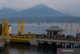 Pemudik bersepeda motor antre memasuki kapal pada H-5 Idul Fitri 1445 H di dermaga Pelabuhan Gilimanuk, Jembrana, Bali, Jumat (5/4/2024). Puncak arus mudik Lebaran 2024 melalui Pelabuhan Gilimanuk, Bali menuju Pelabuhan Ketapang, Jawa Timur diperkirakan terjadi pada Sabtu (6/4) hingga Minggu (7/4). ANTARA FOTO/Nyoman Hendra Wibowo/wsj.