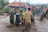 Petugas membantu mengevakuasi warga yang terdampak banjir lahar dingin di Nagari Bukik Batabuah, Kecamatan Canduang, Agam, Sumatera Barat, Jumat (5/4/2024). Banjir lahar dingin dari Gunung Marapi tersebut menerjang kawasan pemukiman di daerah itu dan sempat memutus akses ruas jalan Bukittinggi - Padang. ANTARA FOTO/Al Fatah/wsj.