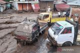 Sejumlah warga menyaksikan kondisi mobil truk yang terdampak banjir lahar dingin di Nagari Bukik Batabuah, Kecamatan Canduang, Agam, Sumatera Barat, Jumat (5/4/2024). Banjir lahar dingin dari Gunung Marapi tersebut menerjang kawasan pemukiman di daerah itu dan sempat memutus akses ruas jalan Bukittinggi - Padang. ANTARA FOTO/Al Fatah/wsj.