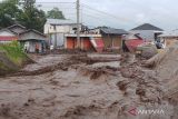 Sejumlah warga menyaksikan banjir lahar dingin menerjang kawasan pemukiman di Nagari Bukik Batabuah, Kecamatan Canduang, Agam, Sumatera Barat, Jumat (5/4/2024). Banjir lahar dingin dari Gunung Marapi tersebut menerjang kawasan pemukiman di daerah itu dan sempat memutus akses ruas jalan Bukittinggi - Padang. ANTARA FOTO/Al Fatah/wsj.