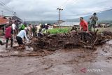 Sejumlah warga dan petugas gabungan membersihkan material kayu akibat banjir lahar dingin di Nagari Bukik Batabuah, Kecamatan Canduang, Agam, Sumatera Barat, Jumat (5/4/2024). Banjir lahar dingin dari Gunung Marapi tersebut menerjang kawasan pemukiman di daerah itu dan sempat memutus akses ruas jalan Bukittinggi - Padang. ANTARA FOTO/Al Fatah/wsj.