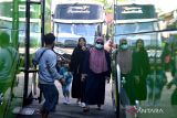 Pemudik yang mengikuti program mudik gratis Polda Bali berjalan menuju bus di Terminal Ubung, Denpasar, Bali, Jumat (5/4/2024). Mudik gratis menggunakan angkutan bus dengan tujuan berbagai kota di Provinsi Jawa Timur yang diikuti sekitar 650 orang pemudik itu diselenggarakan guna mengurangi kepadatan lalu lintas di jalur mudik sekaligus membantu meringankan beban masyarakat. ANTARA FOTO/Fikri Yusuf/wsj.