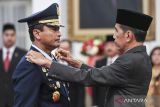 Presiden Joko Widodo (kanan) menyematkan tanda kepangkatan kepada Marsekal TNI Mohamad Tonny Harjono saat dilantik menjadi Kepala Staf TNI Angkatan Udara (KSAU) di Istana Negara, Jakarta, Jumat (5/4/2024). Presiden Joko Widodo melantik Mohamad Tonny Harjono menjadi KSAU menggantikan Marsekal Fadjar Prasetyo yang akan memasuki masa pensiun. ANTARA FOTO/Hafidz Mubarak A/wsj.