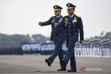 Kepala Staf Angkatan Udara (KSAU) yang baru Marsekal TNI Mohamad Tonny Harjono (kanan) dan pejabat lama KSAU Marsekal Fadjar Prasetyo (kiri) berjalan saat mengikuti Upacara Serah Terima Jabatan KSAU di Lanud Halim Perdanakusuma, Jakarta, Jumat (5/4/2024). Marsekal TNI Mohamad Tonny Harjono resmi menjabat sebagai KSAU menggantikan Marsekal TNI Fadjar Prasetyo yang akan memasuki masa pensiun. ANTARA FOTO/M Risyal Hidayat/wsj.