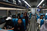 Sejumlah penumpang berada di dalam Kereta Api (KA) Sancaka relasi Yogyakarta-Surabaya saat transit di transit di Stasiun KA Madiun, Jawa Timur, Sabtu (6/4/2024). PT KAI (Persero) Daerah Operasi (Daop) 7 Madiun mencatat jumlah penumpang KA yang turun di sejulah stasiun KA di wilayah Daop 7 pada Jumat (5/4) sebanyak 10.218 orang, sedangkan penumpang yang berangkat  sebanyak 4.746 orang, dan puncak arus mudik diperkirakan terjadi Sabtu (6/4). Antara Jatim/Siswowidodo/mas.