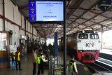 Kereta Api (KA) Gajayana Tambahan Lebaran relasi Stasiun KA Gambir-Malang tiba untuk transit di Stasiun KA Madiun, Jawa Timur, Sabtu (6/4/2024). PT KAI (Persero) Daerah Operasi (Daop) 7 Madiun mencatat jumlah penumpang KA yang turun di sejulah stasiun KA di wilayah Daop 7 pada Jumat (5/4) sebanyak 10.218 orang, sedangkan penumpang yang berangkat  sebanyak 4.746 orang, dan puncak arus mudik diperkirakan terjadi Sabtu (6/4). Antara Jatim/Siswowidodo/mas.