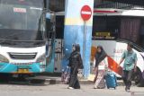 Pemudik berjalan menuju bus angkutan lebaran di Terminal Arjosari, Malang, Jawa Timur, Minggu (7/4/2024). Satuan Pelayanan Terminal Tipe A Arjosari mencatat kenaikan jumlah penumpang sudah terjadi sejak 3 April: H-7 yakni sebanyak 3.000 penumpang per hari dan diperkirakan akan meningkat menjadi 5.000 orang per hari pada puncak mudik lebaran yakni Minggu (7/4). Antara Jatim/Ari Bowo Sucipto/um 