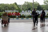 Calon penumpang pesawat berada di Bandara Internasional Juanda Surabaya di Sidoarjo, Jawa Timur, Sabtu (6/4/2024). Berdasarkan data dari Bandara Internasional Juanda, jumlah penumpang terus mengalami peningkatan sebanyak 42.482 pada H-6 atau meningkat dibandingkan sebelumnya sebesar 39.355 pada H-7 dan puncak arus kepadatan penumpang diperkirakan terjadi H-5 libur lebaran. ANTARA FOTO/Umarul FaruqANTARA FOTO/Umarul Faruq (ANTARA FOTO/Umarul Faruq)