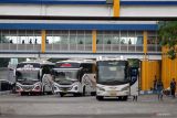 Peningkatan penumpang di Terminal Purabaya. Armada bus angkutan Lebaran membawa penumpang berangkat dari Terminal Purabaya, Bungurasih, Sidoarjo, Jawa Timur, Minggu (7/4/2024). Data Terminal Purabaya menyebutkan, selama arus mudik lebaran total sebanyak 97 ribu lebih penumpang memadati terminal mulai tanggal 1-4 April 2024 sebanyak 36.446 penumpang dan tanggal 4-6 april sebanyak 61 ribu penumpang. Antara Jatim/Umarul Faruq/mas