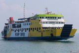 Penumpang berada dalam Kapal Motor Penyeberangan (KMP) BRR saat berlayar dari Kota Sabang menuju Pelabuhan Penyeberangan Ulee Lheu, Banda Aceh, Aceh, Minggu (7/4/2024). PT ASDP Indonesia Ferry Cabang Banda Aceh menyatakan arus mudik menjelang Idul Fitri 1445 H di Pelabuhan Ulee Lheu terpantau normal dan lancar dengan rata-rata 1.200 - 1.500 penumpang per hari, dan diprediksikan akan terjadi lonjakan pada H Lebaran hingga H+4 Lebaran dengan estimasi 5.000 penumpang per hari yang didominasi wisatawan tujuan Pulau Weh, Sabang. ANTARA FOTO/Khalis Surry
