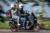 Pemudik bersepeda motor melintas di jalan raya pantura, Indramayu, Jawa Barat, Minggu (7/4/2024). Pada H-3 Lebaran, pemudik bersepeda motor dari arah Jakarta menuju Jawa Tengah yang melintas di Jalur Pantura terpantau ramai. ANTARA FOTO/Bayu Pratama S/wsj.