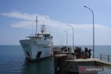 Sejumlah calon penumpang antre menaiki Kapal Navigasi KN Bimasakti Utama di Pelabuhan Jangkar, Situbondo, Jawa Timur, Minggu (7/4/2024). Kementerian Perhubungan memberikan bantuan angkutan kapal untuk mudik gratis bagi 303 orang pemudik tujuan Pulau Raas, Sumenep, Madura dalam arus mudik Idul Fitri 1445 H. ANTARA FOTO/Seno/wsj.