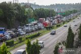 Sejumlah kendaraan terjebak macet di Jalan Tol Tangerang - Merak KM 94, Cilegon, Banten, Minggu (7/4/2024). Berdasarkan hasil rapat koordinasi Menteri Koordinator Pembangunan Manusia dan Kebudayaan (Menko PMK) Muhadjir Effendy bersama Menteri Perhubungan dan sejumlah pemangku kepentingan (stakeholder) Pelabuhan Merak untuk mengurai kemcaten panjang yang disebabkan oleh antrean kendaraan di pelabuhan tersebut maka feri Merak - Bakauheni hanya menurunkan penumpang lalu kembali lagi ke Merak. ANTARA FOTO/ Rivan Awal Lingga/wsj.