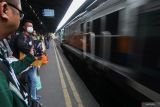 Sejumlah pemudik menunggu kedatangan kereta api di Stasiun Surabaya Gubeng, Surabaya, Jawa Timur, Minggu (7/4/2024). Pada H-3 Lebaran 2024 atau tanggal 7 April 2024 PT Kereta Api Indonesia (KAI) Daop 8 Surabaya mencatat sebanyak 25.000 pemudik moda kereta api berangkat dari stasiun-stasiun di wilayah kerjanya dan terhitung sejak periode 31 Maret 2024 hingga 7 April 2024 (H-10 hingga H-3 Lebaran 2024) tercatat sebanyak 157.036 penumpang berangkat dan 144.176 tiba di stasiun-stasiun di wilayah kerja KAI Daop 8 Surabaya. Antara Jatim/Didik Suhartono/mas.