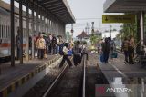 Pemudik berjalan di peron kereta api di Stasiun Jatibarang, Indramayu, Jawa Barat, Senin (8/4/2024). Menurut data PT KAI DAOP 3 Cirebon, jumlah penumpang yang turun di stasiun-stasiun di wilayah Daop 3 Cirebon sejak Minggu (31/3) hingga Senin (8/4) siang atau H-2 lebaran sebanyak 71.603 penumpang. ANTARA FOTO/Dedhez Anggara/agr