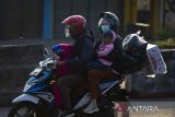 Pemudik bersepeda motor melintas di jalan raya pantura, Indramayu, Jawa Barat, Senin (8/4/2024). Data pos penghitungan kendaraan UPPKB Losarang milik Kementerian Perhubungan mencatat jumlah pemudik yang menggunakan kendaraan sepeda motor di jalur Pantura sejak H-7 hingga H-2 lebaran sudah mencapai 356.345 unit kendaraan. ANTARA FOTO/Dedhez Anggara/agr