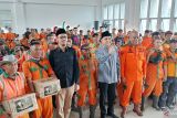 Legislator RI Ade Rezki berikan sembako ke ratusan Pasukan Kuning Bukittinggi