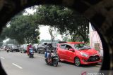 Kepadatan arus lalu lintas di jalan raya arteri Kayen, Kecamatan Bandarkedungmulyo, Kabupaten Jombang, Jawa Timur, Senin (8/4/2024). Kepadatan itu terjadi akibat adanya perlintasan Kereta Api, dan dari catatan PT KAI dalam sehari terdapat 54 kali Kereta Api melintas di perlintasan tersebut sehingga menyebabkan kepadatan arus lalu lintas di jalan raya arteri Bandarkedungmulyo. Antara Jatim/Syaiful Arif/mas.