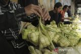 Pedagang menyelesaikan pembuatan kulit ketupat di Cikole, Kota Sukabumi, Jawa Barat, Senin (8/4/2024). Menjelang lebaran, sejumlah pedagang kulit ketupat musiman mulai menjajakan kulit ketupat dengan harga Rp10 ribu hingga Rp20 ribu per ikat tergantung ukuran. ANTARA FOTO/Henry Purba/agr
