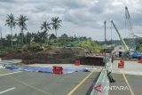 Pekerja mengoperasikan alat berat saat perbaikan ruas jalan tol Bocimi KM 64 yang amblas di Kabupaten Sukabumi, Jawa Barat, Senin (8/4/2024). Menteri Pekerjaan Umum dan Perumahan Rakyat (PUPR) Basuki Hadimuljono mengupayakan penanganan sementara dengan melakukan pemasangan tiang pancang guna memperkuat bagian yang terdampak longsor dan penanganan permanen baru akan dilakukan pascalebaran 2024 dalam waktu tiga bulan penanganan. ANTARA FOTO/Henry Purba/agr
