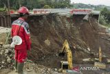 Pekerja mengoperasikan alat berat saat perbaikan ruas jalan tol Bocimi KM 64 yang amblas di Kabupaten Sukabumi, Jawa Barat, Senin (8/4/2024). Menteri Pekerjaan Umum dan Perumahan Rakyat (PUPR) Basuki Hadimuljono mengupayakan penanganan sementara dengan melakukan pemasangan tiang pancang guna memperkuat bagian yang terdampak longsor dan penanganan permanen baru akan dilakukan pascalebaran 2024 dalam waktu tiga bulan penanganan. ANTARA FOTO/Henry Purba/agr
