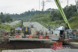 Pekerja mengoperasikan alat berat saat perbaikan ruas jalan tol Bocimi KM 64 yang amblas di Kabupaten Sukabumi, Jawa Barat, Senin (8/4/2024). Menteri Pekerjaan Umum dan Perumahan Rakyat (PUPR) Basuki Hadimuljono mengupayakan penanganan sementara dengan melakukan pemasangan tiang pancang guna memperkuat bagian yang terdampak longsor dan penanganan permanen baru akan dilakukan pascalebaran 2024 dalam waktu tiga bulan penanganan. ANTARA FOTO/Henry Purba/agr
