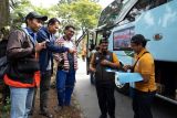 PT.Indocement Tunggal Prakarsa, Kompleks Pabrik Citeureup bekerja sama dengan serikat pekerja unit Citeureup melaksanakan pelepasan mudik bersama menggunakan tiga bus jurusan Jateng dan Jatim dengan total peserta sebanyak 125 karyawan beserta keluarga. (Foto Antara/Humas Indocement).
