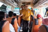 PT.Indocement Tunggal Prakarsa, Kompleks Pabrik Citeureup bekerja sama dengan serikat pekerja unit Citeureup melaksanakan pelepasan mudik bersama menggunakan tiga bus jurusan Jateng dan Jatim dengan total peserta sebanyak 125 karyawan beserta keluarga. (Foto Antara/Humas Indocement).
