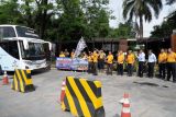 Pelepasan mudik bersama karyawan Indocement dilakukan oleh Bp. Antonius Marcos, Direktur PT.Indocement Tunggal Prakarsa,  Bapak Setia Wijaya, General Manager, Bapak Bapak Elman Pakpahan, Deputy GM, Bapak Retnawan Widhiantoro, Deputy GM, dan Bp. Yulius Hadi Wijaya, Corp. Human Capital Div Manager, beserta Bapak Acep pakhrudin, Ketua Serikat Pekerja Indocement Unit Citeureup dihadiri juga  dan perwakilan manajemen lainnya. (Foto Antara/Humas Indocement).
