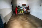 Warga menata barang di rumahnya yang terendam banjir di kawasan Kraton, Pasuruan, Jawa Timur, Selasa (9/4/2024). Banjir yang merendam ratusan rumah di lima wilayah kecamatan setinggi 60-70 cm tersebut akibat hujan deras dan debit air Sungai Welang, Sungai Petung dan Sungai Kedunglarangan meluap. Antara Jatim/Umarul Faruq/mas 