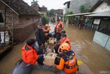 Wali Kota Pasuruan Saifullah Yusuf (kanan) meninjau korban banjir yang menggenangi kawasan Kraton, Pasuruan, Jawa Timur, Selasa (9/4/2024). Banjir yang merendam ratusan rumah di lima wilayah kecamatan setinggi 60-70 cm tersebut akibat hujan deras dan debit air Sungai Welang, Sungai Petung dan Sungai Kedunglarangan meluap. Antara Jatim/Umarul Faruq/mas 