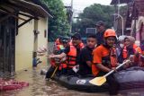 Banjir di Pasuruan. Wali Kota Pasuruan Saifullah Yusuf (tengah) membagikan makanan untuk di bagikan kepada korban banjir yang menggenangi kawasan Kraton, Pasuruan, Jawa Timur, Selasa (9/4/2024). Banjir yang merendam ratusan rumah di lima wilayah kecamatan setinggi 60-70 cm tersebut akibat hujan deras dan debit air Sungai Welang, Sungai Petung dan Sungai Kedunglarangan meluap. Antara Jatim/Umarul Faruq/mas 