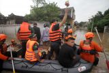 Wali Kota Pasuruan Saifullah Yusuf (ketiga kanan) membagikan makanan untuk di bagikan kepada korban banjir yang menggenangi kawasan Kraton, Pasuruan, Jawa Timur, Selasa (9/4/2024). Banjir yang merendam ratusan rumah di lima wilayah kecamatan setinggi 60-70 cm tersebut akibat hujan deras dan debit air Sungai Welang, Sungai Petung dan Sungai Kedunglarangan meluap. Antara Jatim/Umarul Faruq/mas 