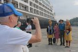 Sejumlah turis kapal pesiar MS Azamara Onward berfoto saat bersandar di Dermaga CT-3 BPKS, Kota Sabang, Aceh, Selasa (9/4/2024). Kapal pesiar MS Azamara Onward mengangkut sebanyak 511 wisatawan dari berbagai negara untuk melakukan tur wisata ke Pulau Weh Sabang dengan mengunjungi sejumlah destinasi wisata jelang Lebaran Idul Fitri 1445 H, dan kunjungan ini diharapkan berdampak pada pertumbuhan ekonomi warga. ANTARA FOTO/Khalis Surry