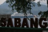 Kapal pesiar MS Azamara Onward yang membawa wisatawan mancanegara saat bersandar di Dermaga CT-3 BPKS, Kota Sabang, Aceh, Selasa (9/4/2024). Kapal pesiar MS Azamara Onward mengangkut sebanyak 511 wisatawan dari berbagai negara untuk melakukan tur wisata ke Pulau Weh Sabang dengan mengunjungi sejumlah destinasi wisata jelang Lebaran Idul Fitri 1445 H, dan kunjungan ini diharapkan berdampak pada pertumbuhan ekonomi warga. ANTARA FOTO/Khalis Surry