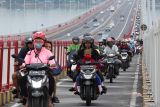 Sejumlah pengendara motor melintas di jembatan Suramadu, Jawa Timur, Selasa (9/4/2024). Pada H-1 Lebaran 2024 arus lalu lintas kendaraan bermotor roda dua yang menuju pulau Madura terpantau ramai dan lancar. Antara Jatim/Didik Suhartono/mas.