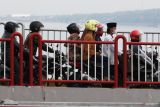 Sejumlah pengendara motor melintas di jembatan Suramadu, Jawa Timur, Selasa (9/4/2024). Pada H-1 Lebaran 2024 arus lalu lintas kendaraan bermotor roda dua yang menuju pulau Madura terpantau ramai dan lancar. Antara Jatim/Didik Suhartono/mas.