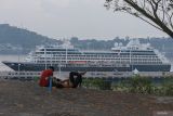 Kapal pesiar MS Azamara Onward yang membawa wisatawan mancanegara saat bersandar di Dermaga CT-3 BPKS, Kota Sabang, Aceh, Selasa (9/4/2024). Kapal pesiar MS Azamara Onward mengangkut sebanyak 511 wisatawan dari berbagai negara untuk melakukan tur wisata ke Pulau Weh Sabang dengan mengunjungi sejumlah destinasi wisata jelang Lebaran Idul Fitri 1445 H, dan kunjungan ini diharapkan berdampak pada pertumbuhan ekonomi warga. ANTARA FOTO/Khalis Surry