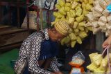 Permintaan bungkus ketupat  daun pandan di Palembang tinggi