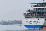 Pemudik menaiki KM Tilongkabila yang berlayar meninggalkan Pelabuhan Benoa di Denpasar, Bali, Selasa (9/4/2024). Puncak arus mudik menggunakan kapal Pelni di pelabuhan tersebut diperkirakan terjadi pada Selasa (9/4) atau H-1 lebaran dengan perkiraan penumpang sebanyak 1.700 orang yang diangkut oleh KM Tilongkabila dan KM Awu menuju sejumlah daerah di NTT, NTB dan Sulawesi. ANTARA FOTO/Fikri Yusuf/wsj.
