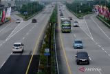 Kendaraan melintas di ruas tol Jombang-Mojokerto (Jomo) Kedungmlati, Kabupaten Jombang, Jawa Timur, Selasa (9/4/2024). Berdasarkan data Astra Infra Toll Road Jombang-Mojokerto (Jomo) volume kendaraan per tanggal 8 April 2024 atau H-2 Lebaran Idulfitri 1445 Hijriah sebanyak 52.033 kendaraan mengalami penurunan 17.45 persen dibandingkan periode yang sama pada Lebaran 2023 sebanyak 53.033 kendaraan. Antara Jatim/Syaiful Arif/mas.