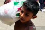 Pengungsi etnis Rohingya membawa bantuan paket Lebaran dari Human Appeal Australia di tempat penampungan bekas kantor Imigrasi di Desa Blang Mee, Blang Mangat, Lhokseumawe, Aceh, Selasa (9/4/2024). Paket Lebaran yang berisi bahan pokok makanan harian itu diberikan kepada 252 jiwa pengungsi etnis Rohingya untuk menyambut Idul Fitri 1445 H di Aceh. ANTARA/Rahmad