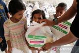 Pengungsi etnis Rohingya membawa bantuan paket Lebaran dari Human Appeal Australia di tempat penampungan bekas kantor Imigrasi di Desa Blang Mee, Blang Mangat, Lhokseumawe, Aceh, Selasa (9/4/2024). Paket Lebaran yang berisi bahan pokok makanan harian itu diberikan kepada 252 jiwa pengungsi etnis Rohingya untuk menyambut Idul Fitri 1445 H di Aceh. ANTARA/Rahmad