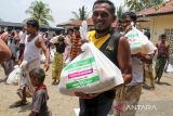 Pengungsi etnis Rohingya membawa bantuan paket Lebaran dari Human Appeal Australia di tempat penampungan bekas kantor Imigrasi di Desa Blang Mee, Blang Mangat, Lhokseumawe, Aceh, Selasa (9/4/2024). Paket Lebaran yang berisi bahan pokok makanan harian itu diberikan kepada 252 jiwa pengungsi etnis Rohingya untuk menyambut Idul Fitri 1445 H di Aceh. ANTARA/Rahmad