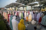 Umat Islam melaksanakan shalat Idul Fitri 1445 Hijriah di Masjid Jamik Al Anwar Kota Pasuruan, Jawa Timur, Rabu (10/4/2024). Umat Islam merayakan Idul Fitri 1445 Hijriah setelah pemerintah menetapkan 1 Syawal 1445 Hijriah jatuh pada Rabu (10/4). Antara Jatim/Umarul Faruq/mas 