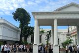 Warga berdatangan ke Istana Negara Jakarta