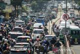 Ratusan pengendara antre melintasi jalan A.H. Nasution, Cicaheum, Bandung, Jawa Barat, Rabu (10/4/2024). Pada hari raya Idul Fitri 1445 Hijriah, jalur menuju arah Garut dan Tasikmalaya tersebut mulai dipadati warga berkendaraan untuk berwisata. ANTARA FOTO/Novrian Arbi/agr
