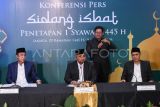 Menteri Agama Yaqut Cholil Qoumas (kedua kiri) didampingi Wakil Menteri Saiful Rahmat Dasuki (kanan) dan Ketua Komisi VIII DPR Ashabul Kahfi (kiri) mengumumkan hasil sidang isbat 1 Syawal 1445 Hijriah di Kantor Kementerian Agama, Jakarta, Selasa (9/4/2024). Pemerintah telah menetapkan 1 Syawal 1445 Hijriah yang menjadi Hari Raya Idul Fitri pada hari Rabu 10 April 2024 setelah posisi hilal sudah memenuhi kriteria dari 127 titik lokasi rukyatul hilal se-Indonesia. ANTARA FOTO/Aditya Pradana Putra/nz 